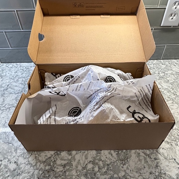 Ugg Goldenstar Clogs - Picture 4 of 4